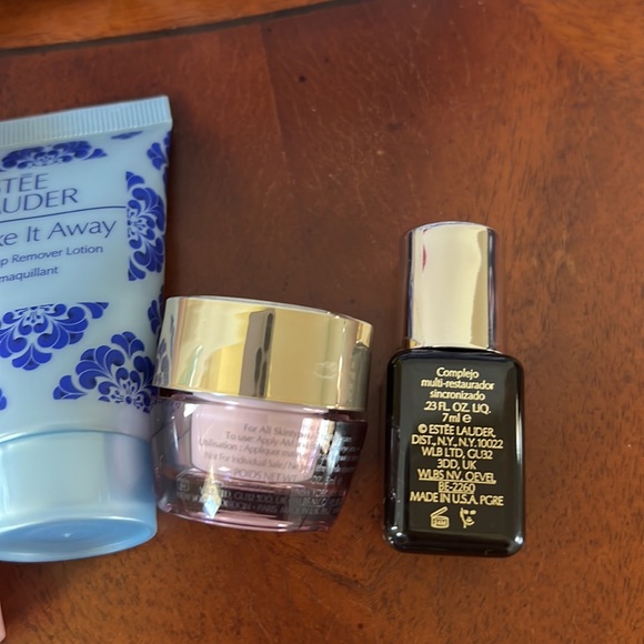 Estée Lauder skin care set, travel size comes with pouch, NWT - Picture 4 of 10